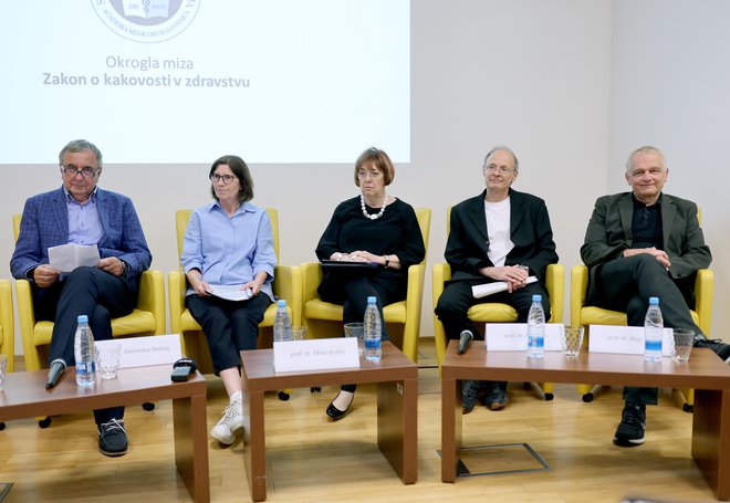 Strokovnjaki iz zdravniških vrst so predstavili svoja stališča do predloga zakona o kakovosti v zdravstvu, o katerem se javna razprava izteče jutri. FOTO: Blaž Samec/Delo