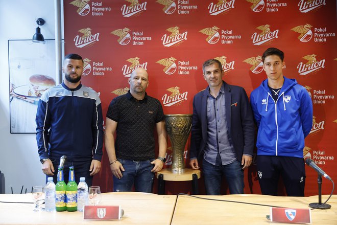 Vratar Rogaške Ajdin Mulalić (levo) in trener Oskar Drobne sta sprejela vlogo favoritov v poklanem finalu, v katerem bosta novi trener Gorice Nenad Stojaković in napadalec Haris Kadrić poskušala obrniti krivuljo uspehov. FOTO: Leon VidicDelo
 

 