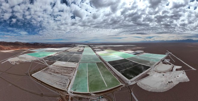 Litij, na fotografiji je rudnik na slani ravnici puščave Atacama v Čilu, je ena od ključnih surovin energetskega prehoda. FOTO: Ivan Alvarado/Reuters