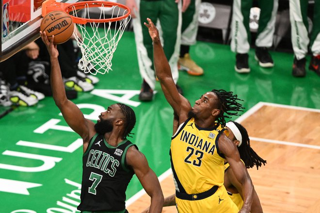 Jaylen Brown (levo) je bil najbolj razpoložen med razigranimi košarkarji Bostona, ki za preboj v veliki finale potrebujejo še dve zmagi. FOTO: Brian Fluharty/Usa Today Sports Via Reuters Con