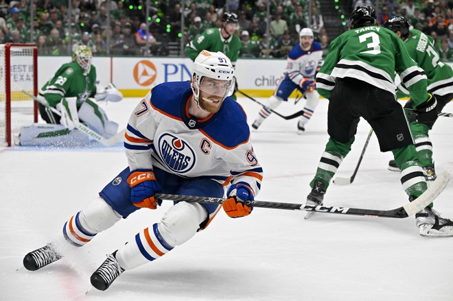 Kapetan Edmontona Connor McDavid je najprej s svojo izključitvijo v prvem podaljšku ponudil tekmecem zmago, potem pa je bil velik junak. FOTO: Jerome Miron/Usa Today Sports Via Reuters Con