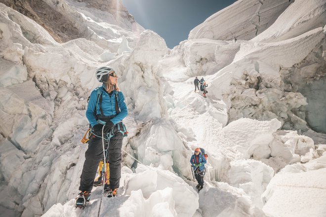 Nepal je letos izdal več kot 900 dovoljenj za svoje gore, od tega več kot 400 za Everest. FOTO: Reuters
