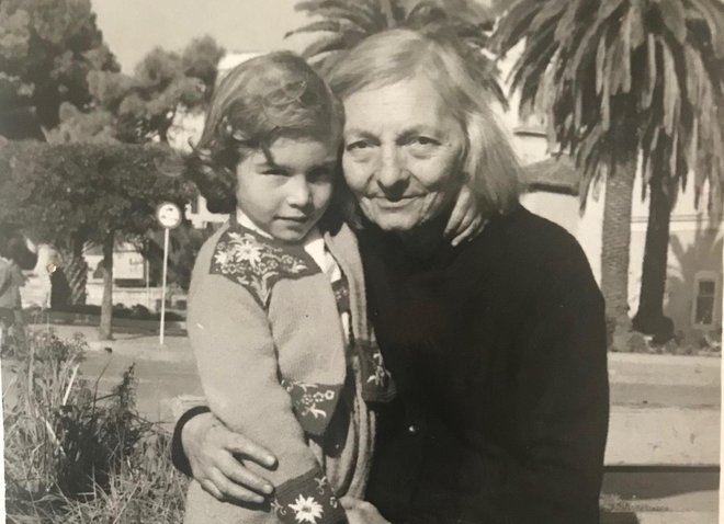 Lea Ypi v otroških letih z babico Nini, ki ji je knjigo Svobodna tudi posvetila. FOTO: promocijsko gradivo