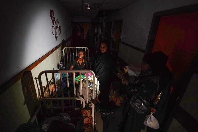 Bolnišnica mučenikov Al Akse je ostala v temi, saj ji je zmanjkalo goriva za električne generatorje. FOTO: Bashar Taleb/AFP
