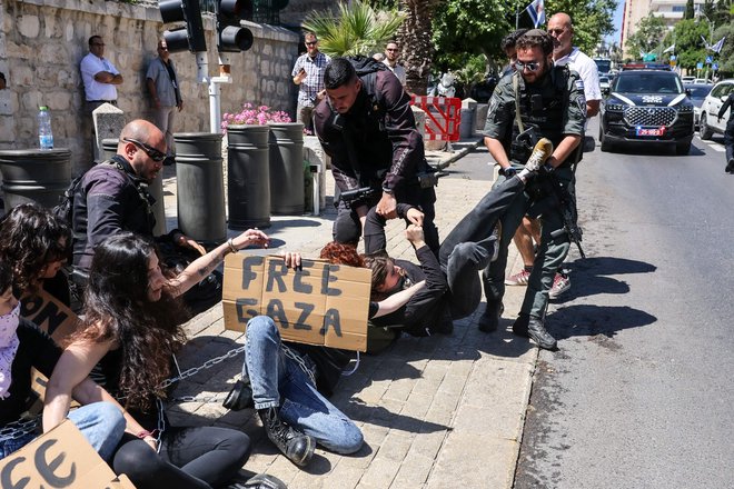 Varnostne sile aretirajo protestnika, na demonstracijah izraelskih levičarskih aktivistov proti potekajoči vojni v Gazi pred ameriškim konzulatom v Jeruzalemu. Foto: Ahmad Gharabli/Afp