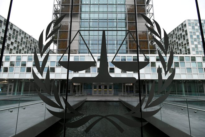 Glavni haaški tožilec je Theodorja Merona v svetovalno skupino povabil leta 2022. Na sliki je stavba Mednarodnega kazenskega sodišča. FOTO: Piroschka Van De Wouw/Reuters