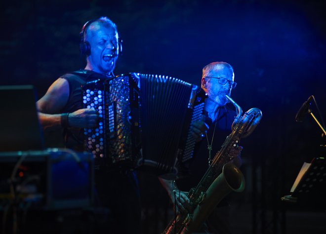 Mats Gustafsson in Kimmo Pohjonen sta uprizorila glasbeni dvoboj. FOTO: Primož Zrnec/Delo