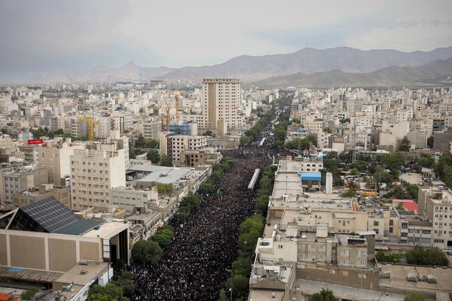 Množica na včerajšnjem pogrebu v Teheranu. FOTO: Predsedstvo Irana/AFP