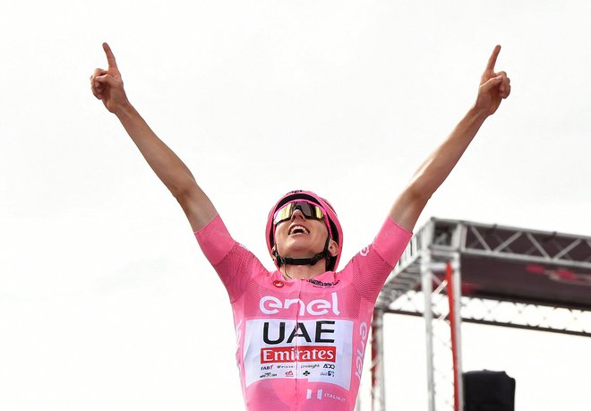 Tadej slavi zmago na 15. etapi. Foto Jennifer Lorenzini/Reuters