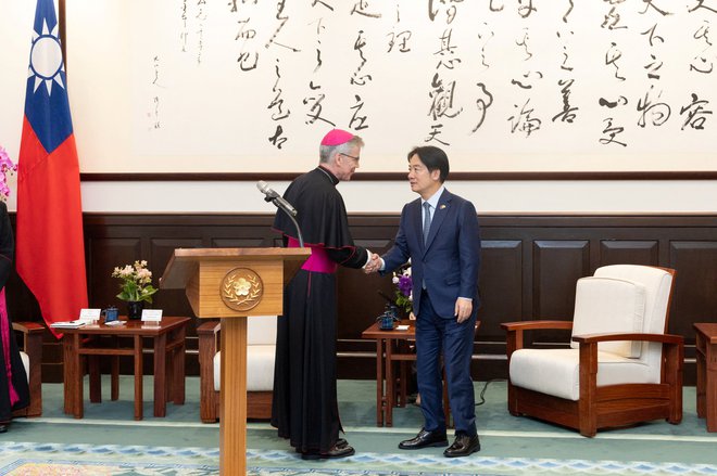 Sveti sedež je na inavguracijo tajvanskega predsednika poslal svojega odposlanca, apostolskega nuncija s Filipinov Charlesa Johna Browna. FOTO: Taiwan Presidential Office Via Reuters