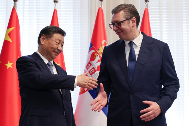 Kitajski predsednik Xi Jinping in srbski predsednik Aleksandar Vučić med srečanjem, ki je v Srbiji prekinilo TV prenos izbora za Pesem Evrovizije. FOTO: Marko Djurica/Reuters