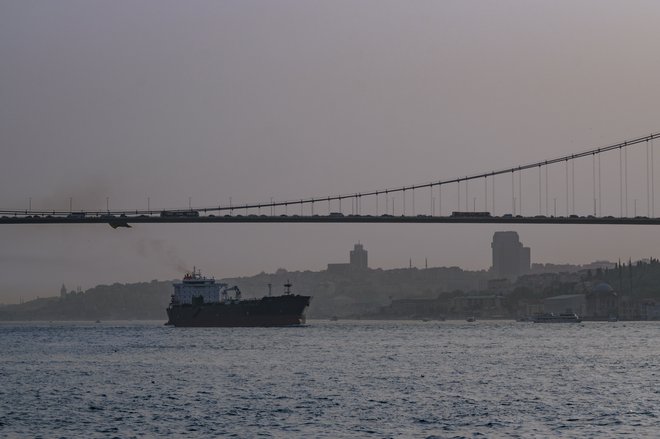 Sogovornik opozarja, da Turčija nima pravne podlage za ustavljanje civilnih ladij, ki si utirajo pot skozi Bospor, a hkrati meni, da bi lahko našla način, kako to storiti, »če bi si zares želela«. Foto Sabina Vrečko