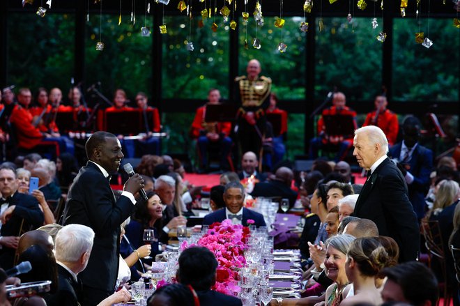 Ameriški predsednik Joe Biden je med državniškim obiskom kenijskega predsednika Williama Ruta v Washingtonu obvestil kongres, da bo Kenijo opredelil kot pomembno zaveznico ZDA, ki ni članica Nata.

Foto Evelyn Hockstein/Reuters