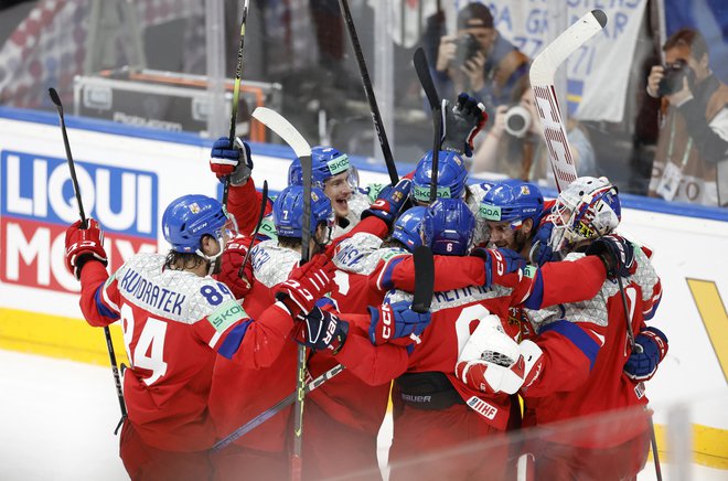 Češki hokejisti se veselijo finala. FOTO: David W Černy/Reuters