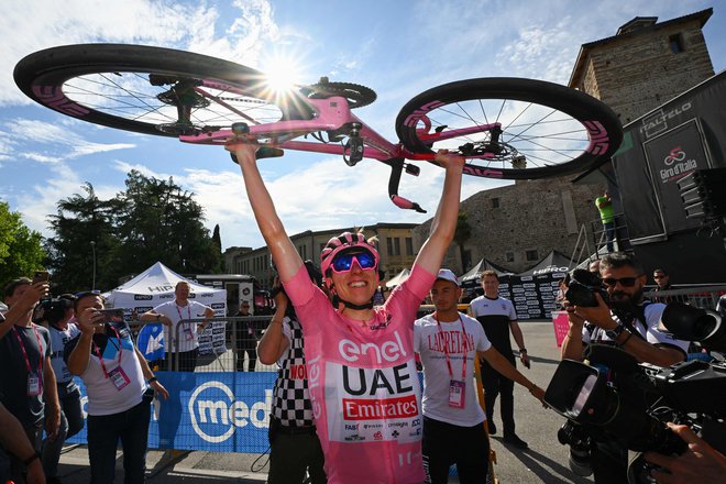 Tadej Pogačar je v 20. etapi Gira prvič kolesaril na rožnatem kolesu. FOTO: Tim De Waele/AFP