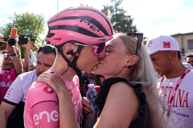 Prvi poljub za zmagovalca Gira, Tadeja Pogačarja je v cilju pričakala zaročenka Urška Žigart. FOTO: Fabio Ferrari/AFP