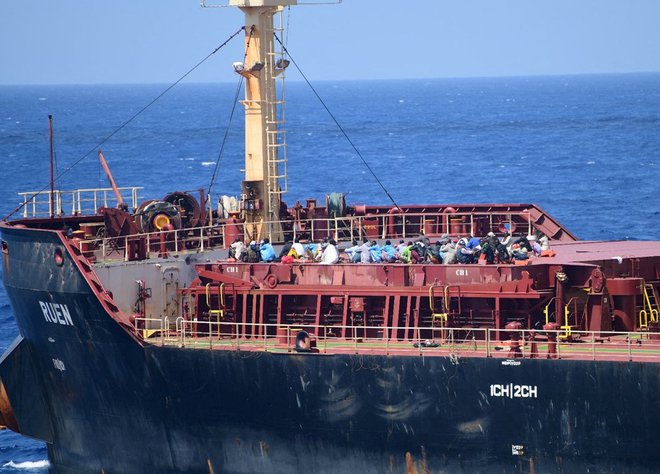 Število ladij, ki so lani po svetu potonile, se je lani znižalo na rekordno nizko raven. FOTO: Spokesperson navy via X via Reuters