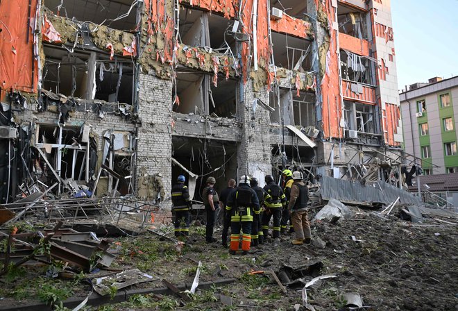 Uničene stavbe v Harkovu. FOTO: Sergey Bobok/Afp