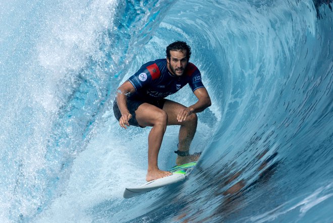 Maročan Ramzi Boukhiam je takole preizkusil valove na Tahitiju. FOTO: Thomas Bevilacqua/Reuters