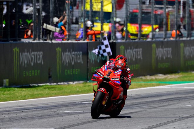 Francesco Bagnaia je takole prečkal ciljno črto v Barceloni. FOTO: Josep Lago/AFP