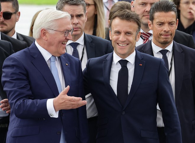 Francoski predsednik Emmanuel Macron je skupaj z gostiteljem nemškim predsednikom Frankom -Walterjem Steinmeier obiskal festival demokracije v Berlinu, ki poteka v luči 75. obletnice obstoja nemškega temeljnega zakona. FOTO: Jens Schlueter/AFP