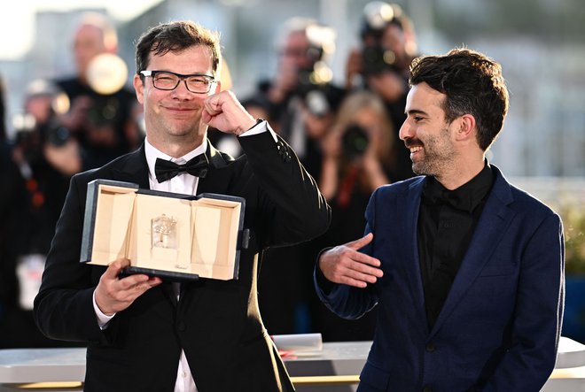 Nagrajeni hrvaški režiser Nebojša Slijepčević (levo) ob prav tako nagrajenem portugalskem režiserju Danielu Soaresu. FOTO: Loic Venance/AFP