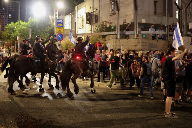 Policija skuša razglati protestnike v Tel Avivu. FOTO: Marko Djurica/Reuters