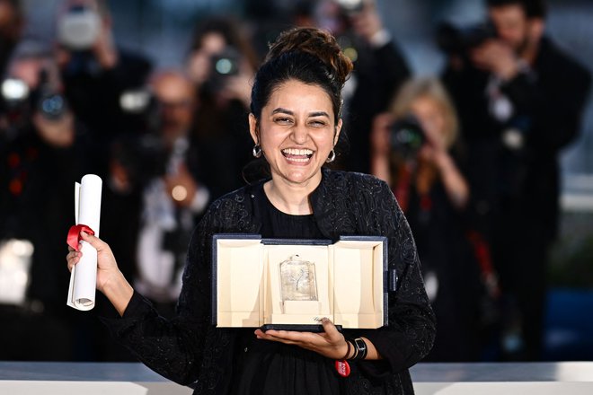 Režiserka Payal Kapadia je pred tremi leti za dokumentarni film Noč neznanja prejela nagrado zlato oko, tokrat ji je pripadla velika nagrada žirije. FOTO: Loic Venance/AFP