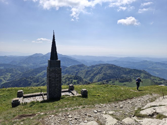 Porezen, najvišji vrh Cerkljanskega hribovja, z lepim razgledom na okoliško hribovje FOTO: Anja Intihar