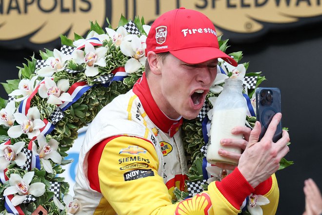 Še drugo leto zapored je bil zmagovalec slovite avtomobilistične dirke 500 milj Indianapolisa Josef Newgarden. FOTO: Justin Casterline/Getty Images Via AFP