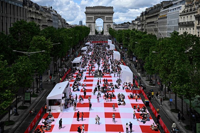 Več kot 4000 udeležencev se je posedlo na 216-metrsko odejo za piknik. FOTO: Julien De Rosa/AFP