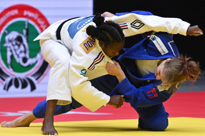 Judoistka Andreja Leški je na svetovnem prvenstvu v Abu Dabiju v kategoriji do 63 kg osvojila peto mesto. V ponovitvi lanskega finala svetovnega prvenstva v Dohi proti francoski olimpijski prvakinji Clarisse Agbegnenou je v borbi za tretje mesto izgubila po tretji kazni v podaljšku. FOTO: Ryan Lim/AFP