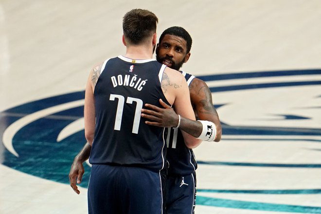 Luka Dončić in Kyrie Irving  sta bila najbolj zaslužna za še tretjo zmago Dallasa. Foto Cooper Neill/Afp