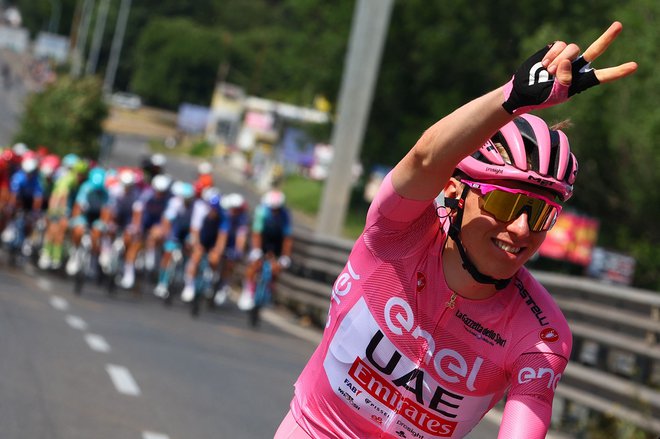 Tadej Pogačar je rožnato majico nosil od 2. etape na Oropi do cilja v Rimu. Foto Luca Bettini/AFP