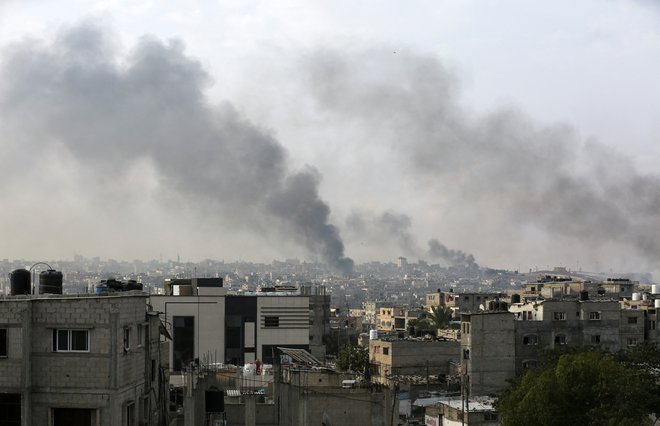 Izrael ne glede na nedeljsko »tragično nesrečo« in ostre obsodbe iz tujine še naprej obstreljuje Rafo. FOTO: Hatem Khaled/Reuters
