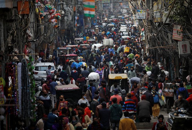 Indija je v zadnjih desetletjih izgubila več kot dvesto jezikov, kljub temu jih je mogoče na ulicah New Delhija danes še vedno slišati okoli sedemsto. FOTO: Adnan Abidi/Reuters