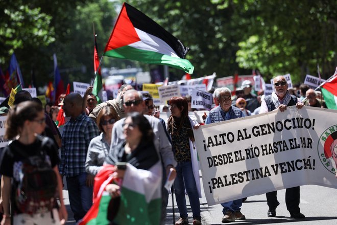 Propalestinski protestniki v Madridu. FOTO: Isabel Infantes/Reuters