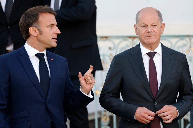  Za najvplivnejša politika v EU še vedno veljata francoski predsednik Emmanuel Macron in nemški kancler Olaf Scholz. FOTO: Foto Ludovic Marin/Afp