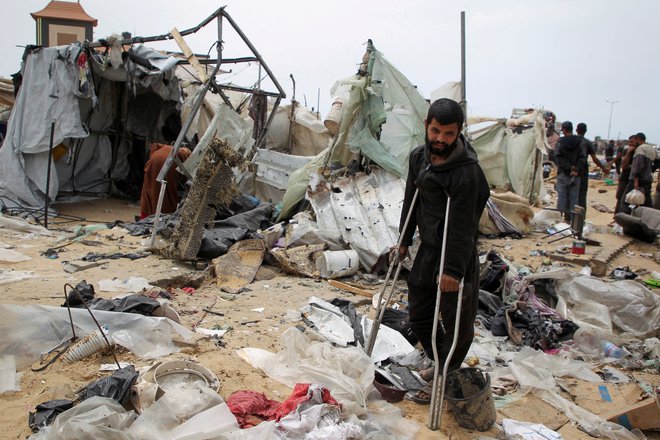 V včerajšnjem napadu na šotorišče v Al Mavasiju je bilo ubitih 21 ljudi. FOTO: Hatem Khaled/Reuters