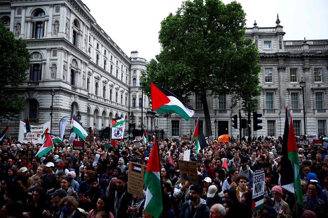 Še se vrstijo protesti v podporo Palestini; v Londonu so protestirali na Downing Streetu v sklopu shoda »Roke stran od Rafe, prenehajte z genocidom«. FOTO: Benjamin Cremel/AFP