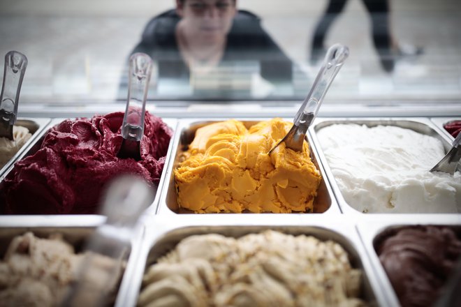 Na ZPS ne preverjajo, kakšne sladolede ponujajo ponudniki zunaj trgovin, torej sladolede na kepice na ulicah in v slaščičarnah. FOTO: Uroš Hočevar