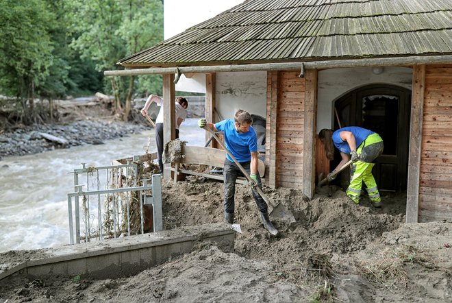 Pri interventih ukrepih po poplavah so se v naglici dogajale tudi napake, ki jih bo treba odpraviti, da se nam lanski avgust ne bo ponovil. FOTO: Blaž Samec/Delo