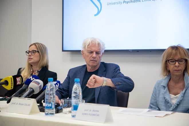 Direktor ljubljanske psihiatrične klinike Bojan Zalar zamuja roke, do katerih bi moral odgovoriti na naša vprašanja. Foto Voranc Vogel