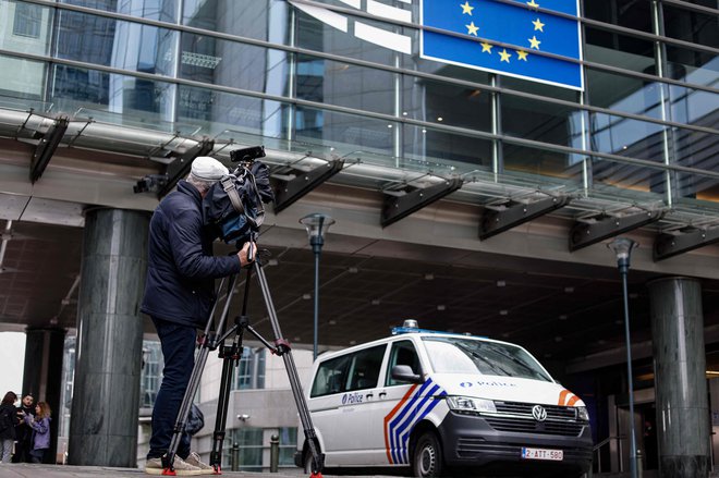 Preiskovalci so danes obiskali stavbo evropskega parlamenta. FOTO: Kenzo Tribouillard/AFP