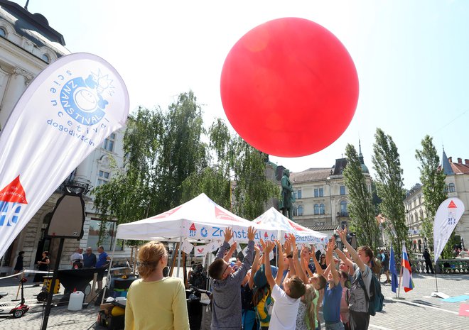 Mi ne učimo, ampak predvsem navdušujemo za učenje, in takemu motu bi moral slediti tudi formalni izobraževalni sistem, pravi Miha Kos, direktor Hiše eksperimentov.  FOTO: Dejan Javornik

 