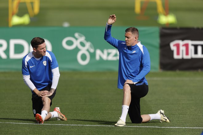 Josip Iličić (desno, levo Benjamin Verbič) je bil prvi dan priprav slovenske reprezentance na Brdu pod lupo nekaterih navzočih. FOTO: Leon Vidic