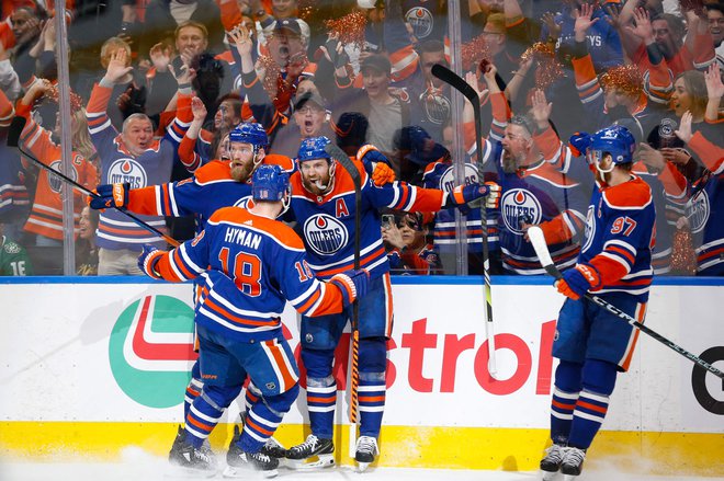 Hokejisti Edmontona so se na navdušenje navijačev veselili pomembne zmage. FOTO: Codie Mclachlan/AFP