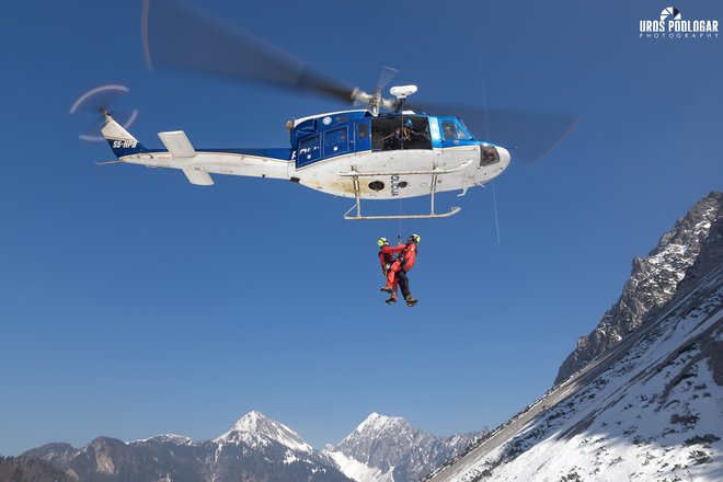 Včeraj so si morali gorski reševalci dvakrat pomagati s policijskim helikopterjem. Fotografija je simbolična. FOTO: GRZS