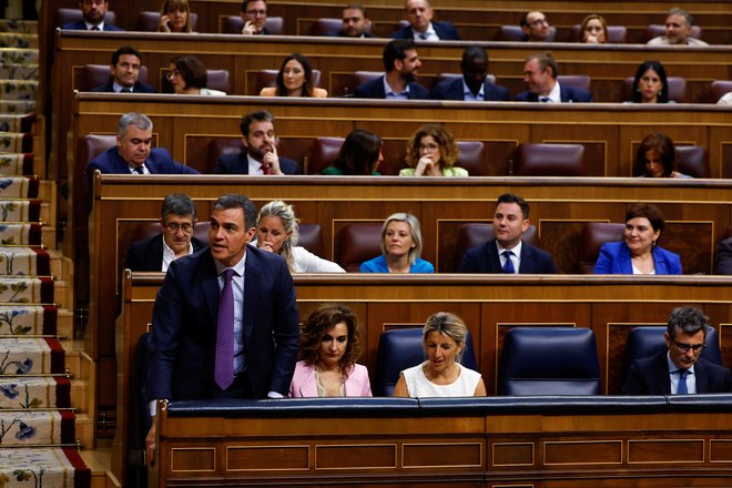 »Tako v politiki kot v življenju je odpuščanje močnejše od zamere,« je pozneje na X zapisal španski premier. FOTO: Susana Vera/Reuters