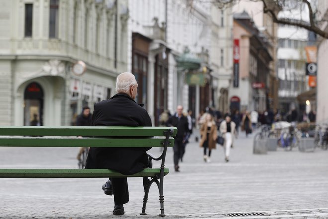 Kakovostno staranje je odvisno od življenjskega okolja, stareotipov v družbi, storitev, ki zavirajo pešanje zmogljivosti ter vzpostavitve ustrezne dolgotrajne oskrbe. Spremembe so nujne na vseh področjih. FOTO: Leon Vidic/Delo